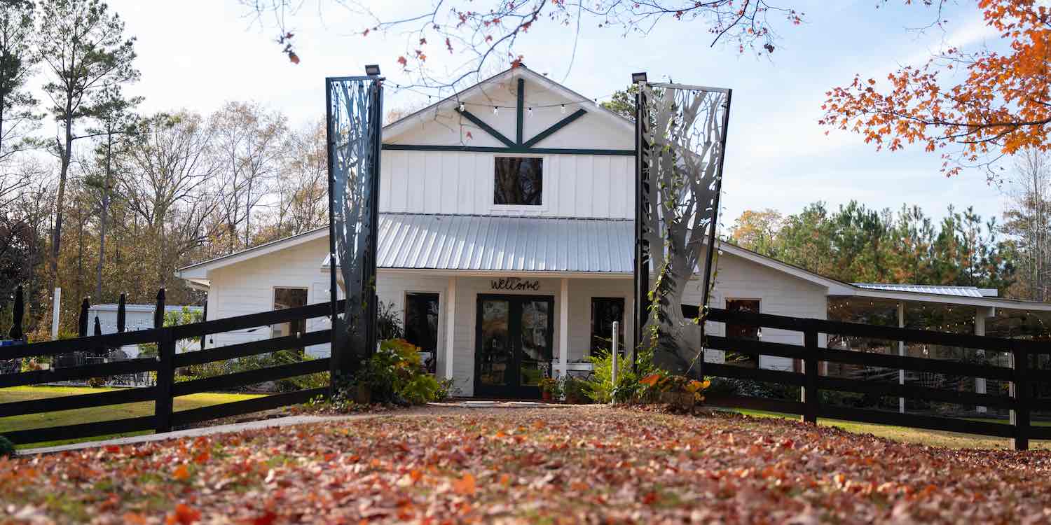 nutwood-winery-entrance-gate-fall-foliage-visit-lagrange